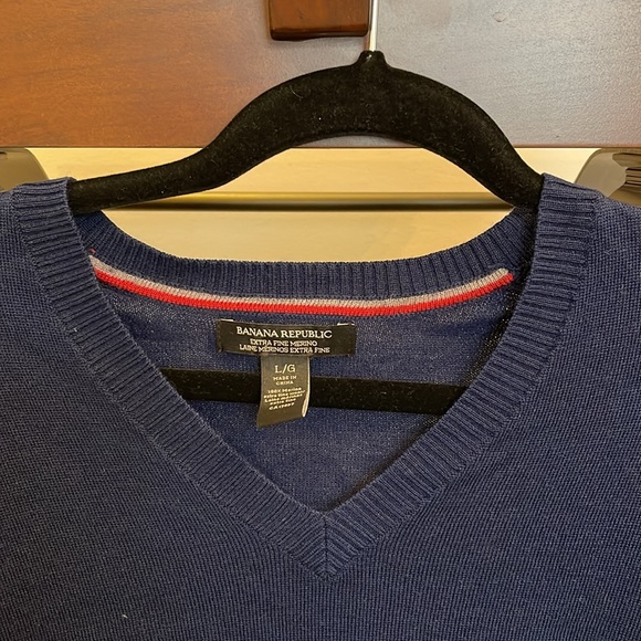 Banana Republic Men’s Extra Fine Merino V-Neck Sweater size L Colour Navy Blue - Picture 3 of 4
